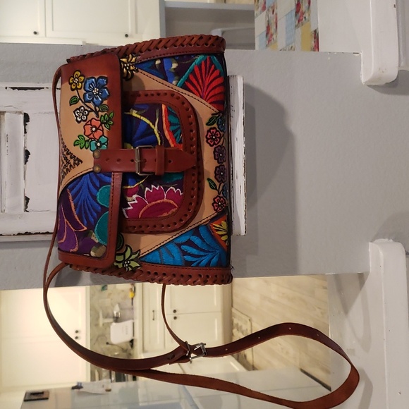 NWOT Beautiful Crossbody Genuine Leather Purse - Picture 3 of 6